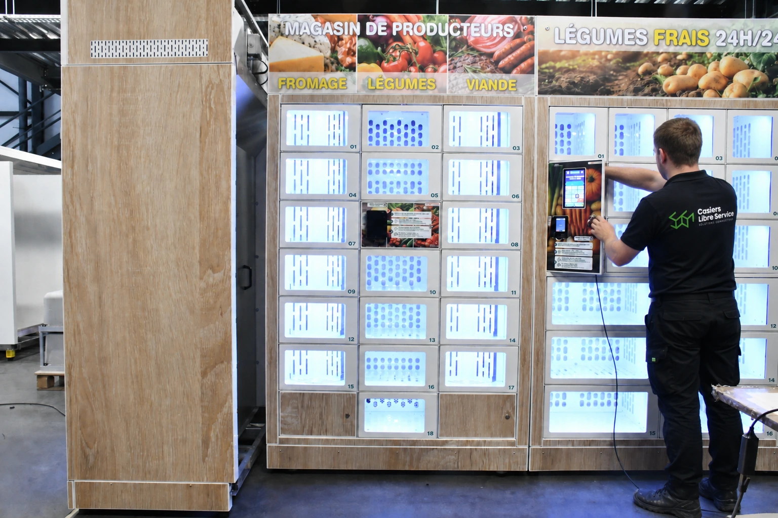 Technicien Casiers Libre Service intervenant sur une installation de casiers en finition bois