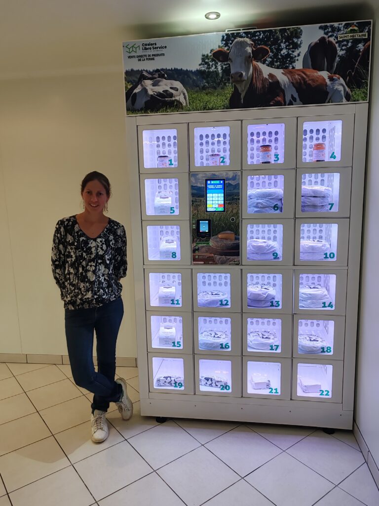 Productrice devant un casier de vente directe a la ferme Chabot