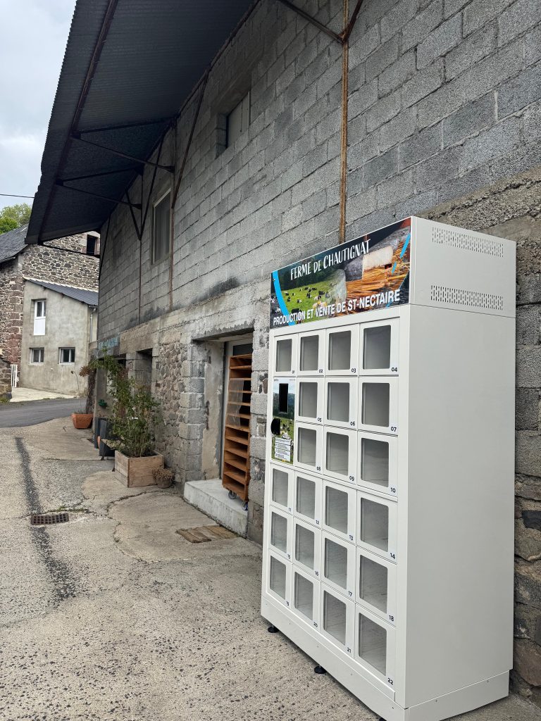 Casier Frais installé à la Ferme de Chautignat pour la vente directe de Saint-Nectaire