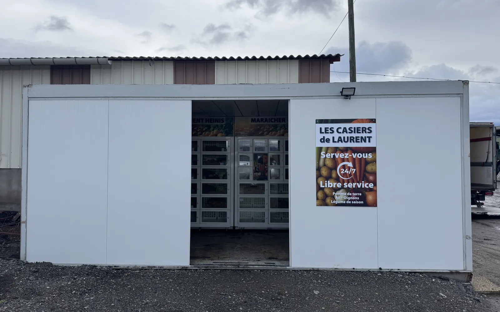 Installation extérieure de casiers accessible 24h sur 24