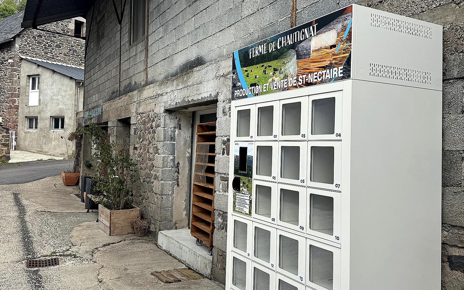 Casier connecté installé devant une ferme pour la vente directe