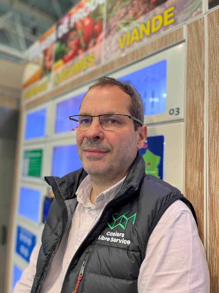 Emmanuel Bertrand, gérant de Casier Libre Service, devant des casiers connectés CLS