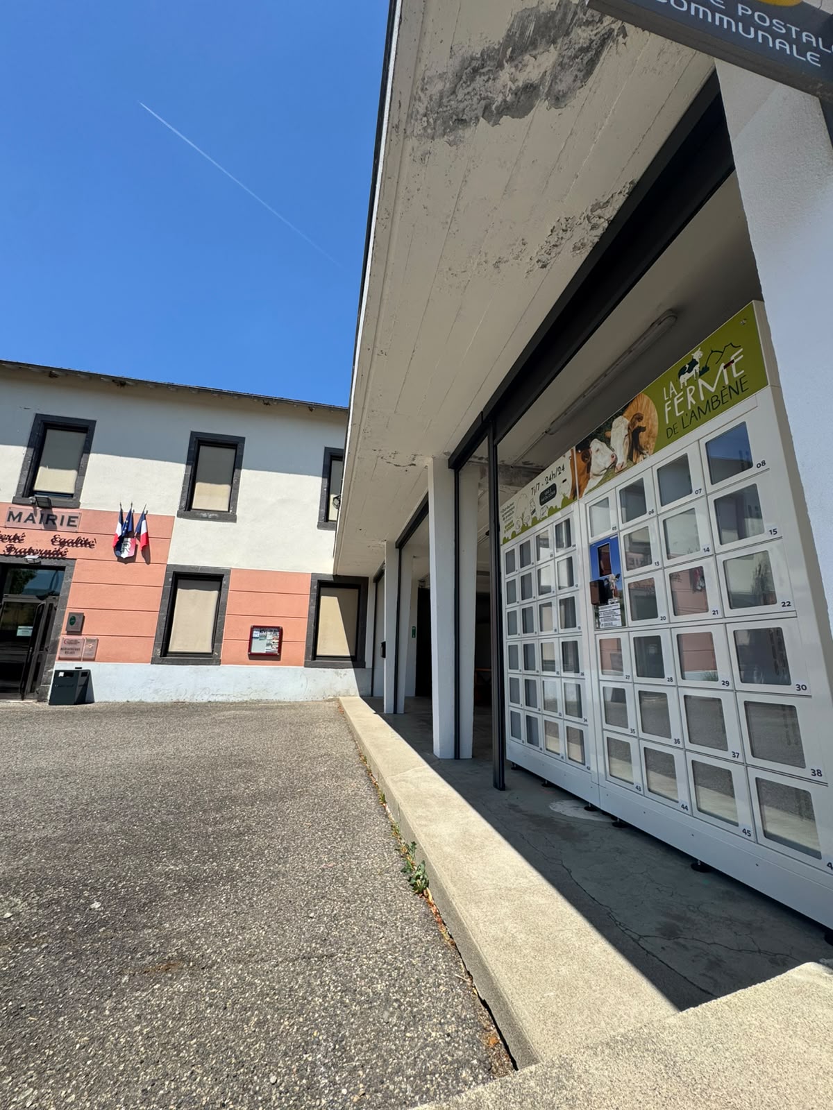 Les deux modules réfrigérés de la Ferme de l’Ambène, à côté de la mairie de Loubeyrat.