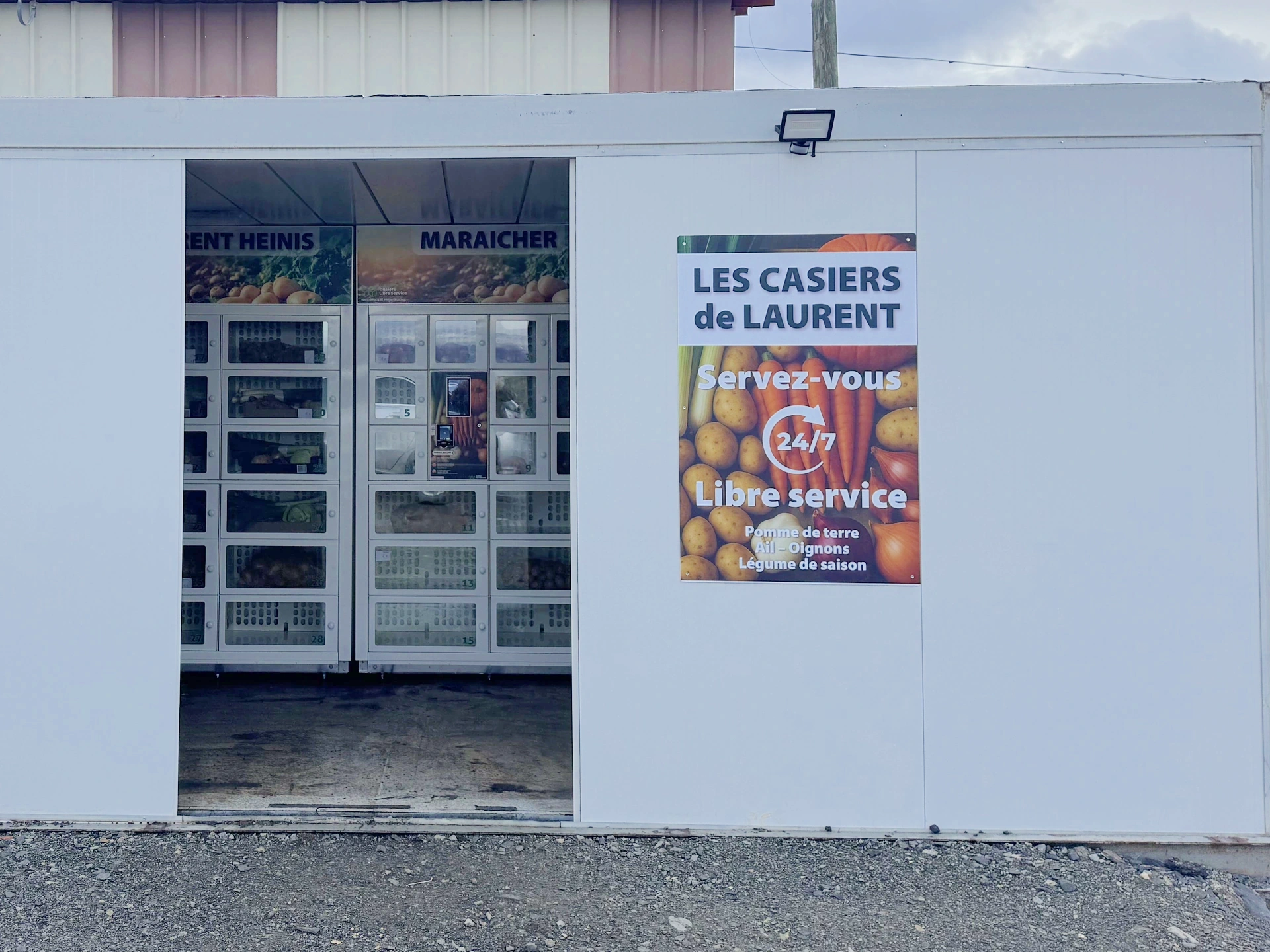Point de vente Les Casiers de Laurent avec un module douze grandes cases associé à son module principal.