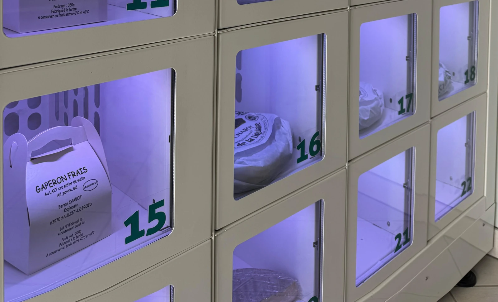 Fromages emballés dans les compartiments du modèle 22 casiers