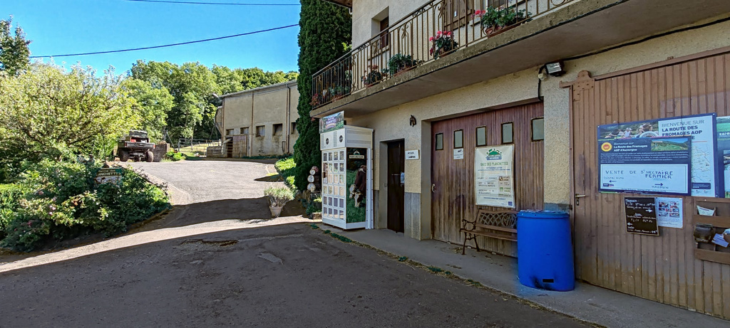 Casier réfrigéré du GAEC des Planchettes installé à l’extérieur, à côté du magasin de la ferme.