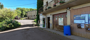 Casier réfrigéré du GAEC des Planchettes installé à l’extérieur, à côté du magasin de la ferme.